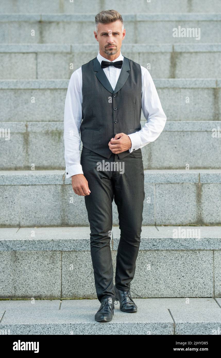hombre en ropa de vestir. moda formal para hombre. hombre elegante con  traje de vestir. largo completo Fotografía de stock - Alamy