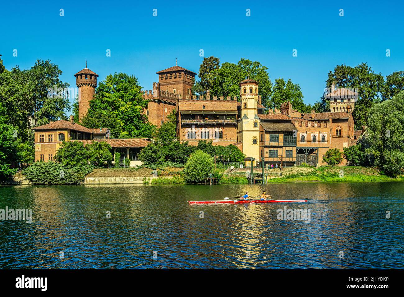 Parco del Valentino, un pueblo medieval a orillas del río Po construido con ocasión de la Exposición General Italiana de 1884 en Turin.Piamonte Foto de stock