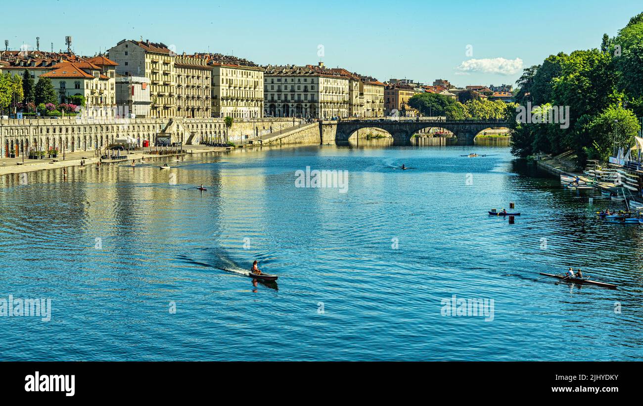 Deportes de remo en el río Po en el verano temprano matinal.Turin, la provincia de Turín, Piamonte, Italia Foto de stock
