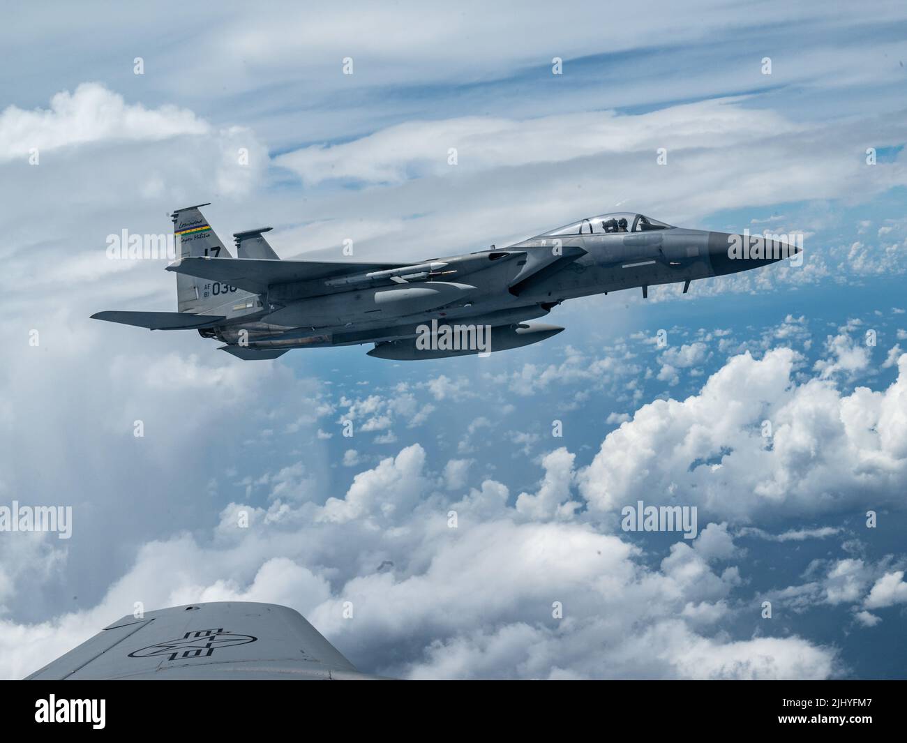 Un avión de combate Eagle F-15 de la Fuerza Aérea de los Estados Unidos, con el 159th Fighter Wing, se acerca a un avión Stratotanker KC-135R para repostar el 10 de julio de 2022 sobre el Golfo de México. Foto de stock