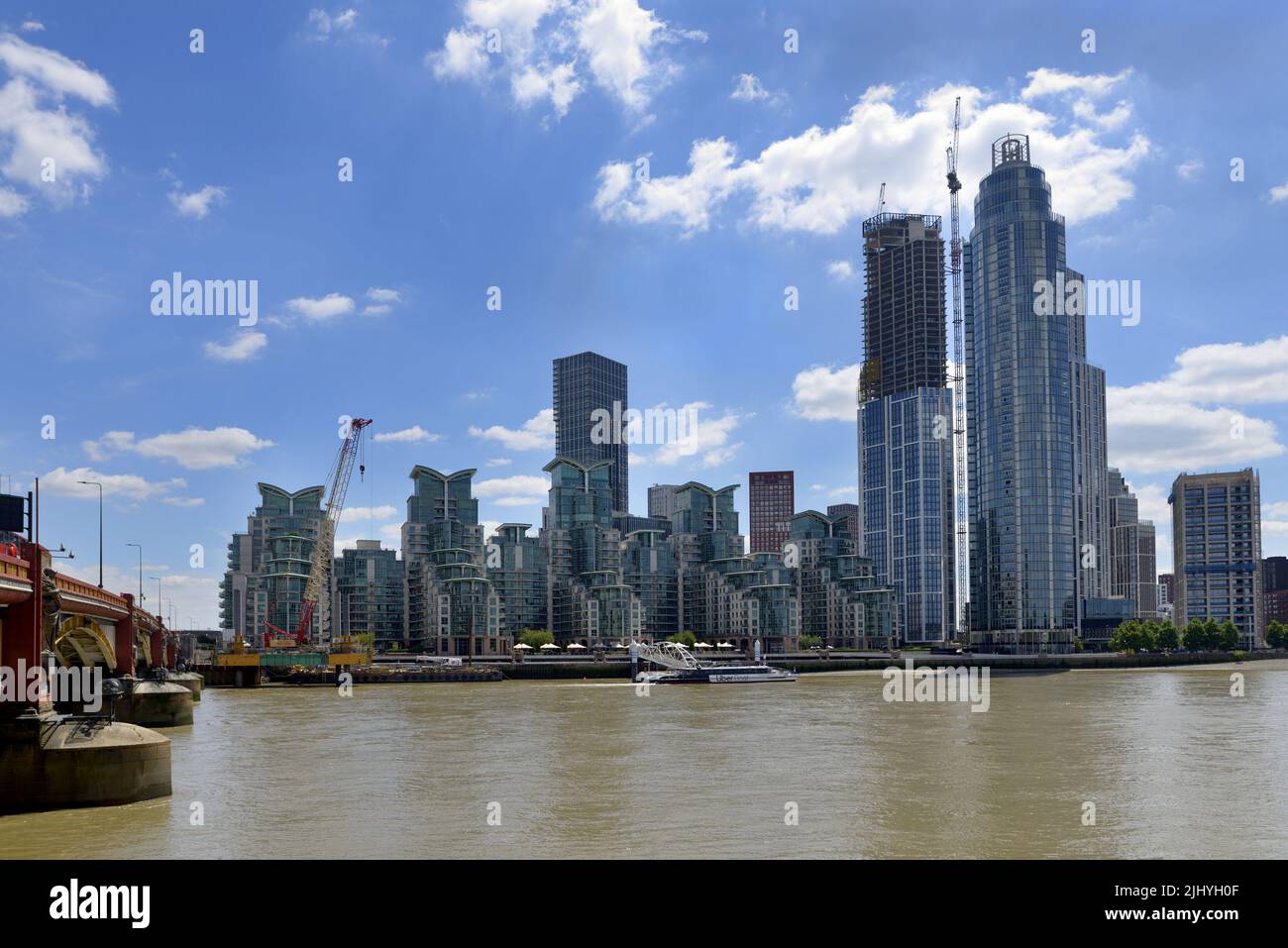 Londres, Inglaterra, Reino Unido. Modernos bloques de apartamentos en la urbanización St George Wharf junto al río en Vauxhall Foto de stock