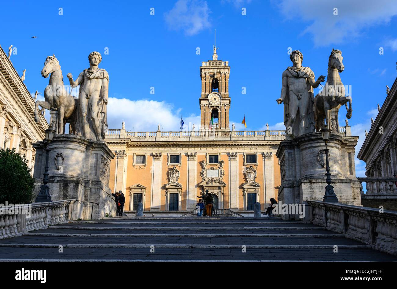 Los Museos Capitolinos en la Colina Capitolina mirando hacia el Palazzo Senatorio. Visto desde el principal acercándose a Cordonata o pasarela a la Piazza Foto de stock