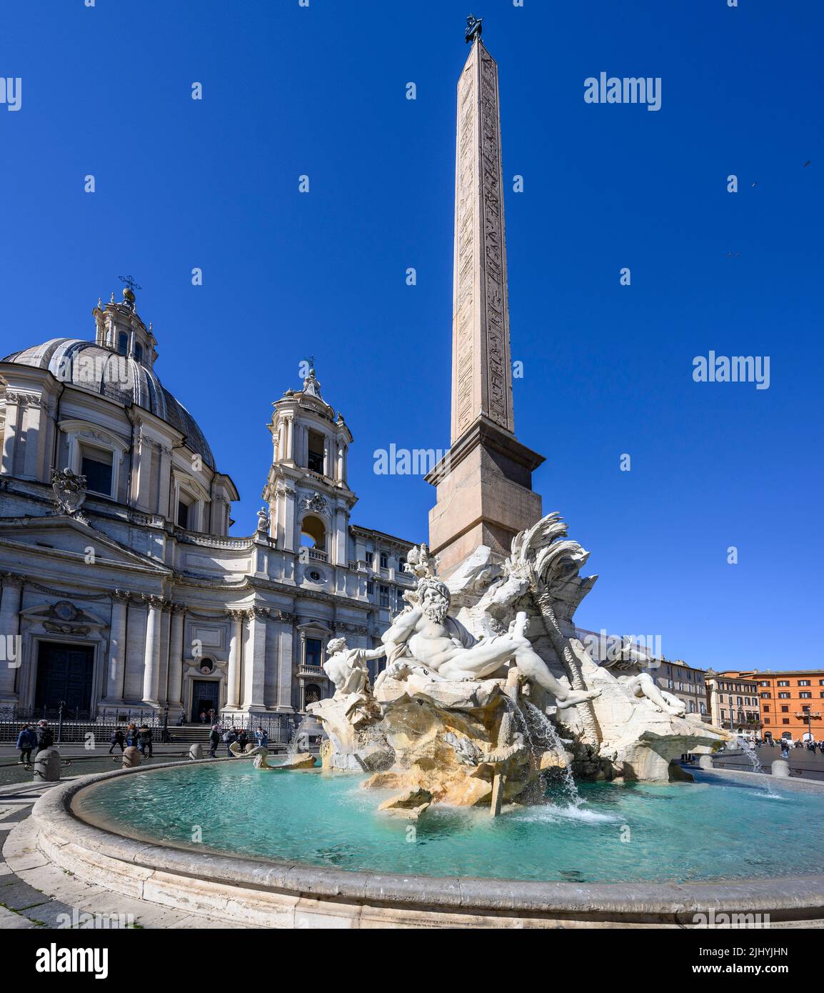 Fontana dei Quattro Fiumi (Fuente de los Cuatro Ríos), diseñado por Gian Lorenzo Bernini en 1651. Con la Basílica de Sant'Agnese en Agone en el Foto de stock