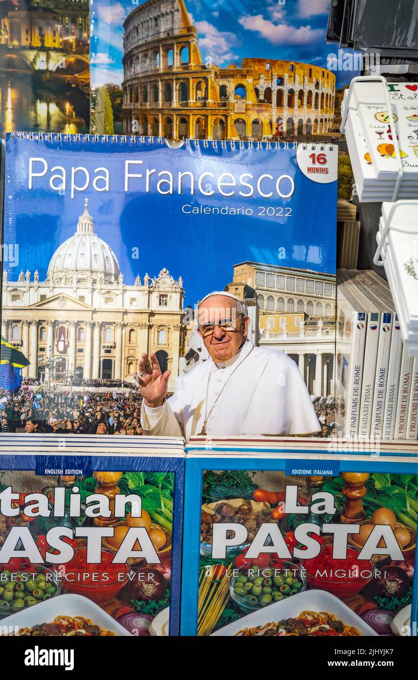 Libros y calendarios de recuerdo con imágenes del Papa Francisco, el Coliseo y la Pasta en una tienda de recuerdos, en el centro de Roma, Lazio, Italia Foto de stock