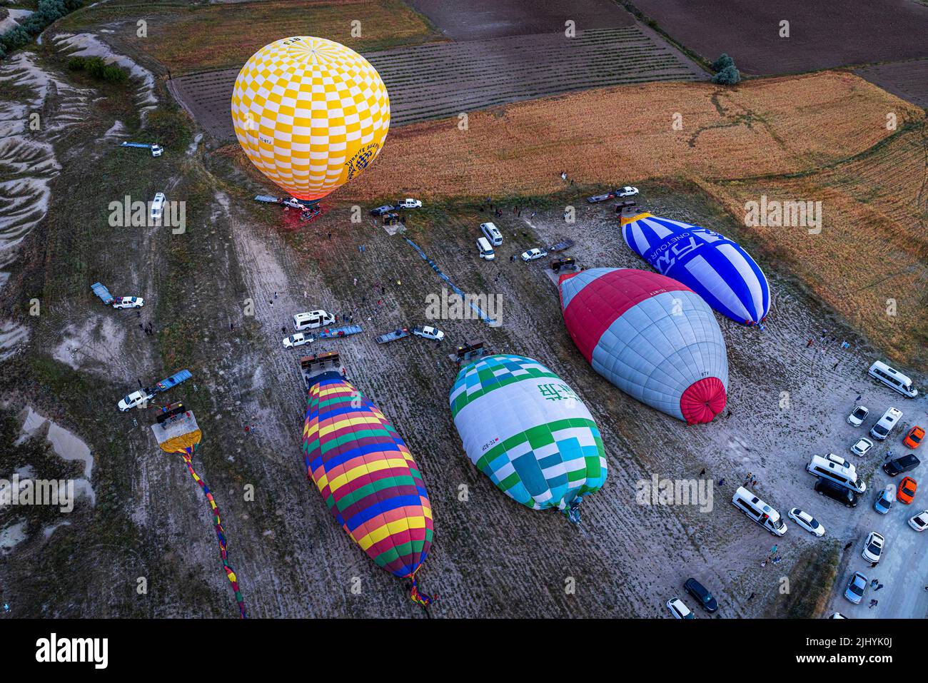 GOREME/TURQUÍA - 26 de junio de 2022: Los globos de aire caliente se desinflan después del vuelo turístico. Foto de stock