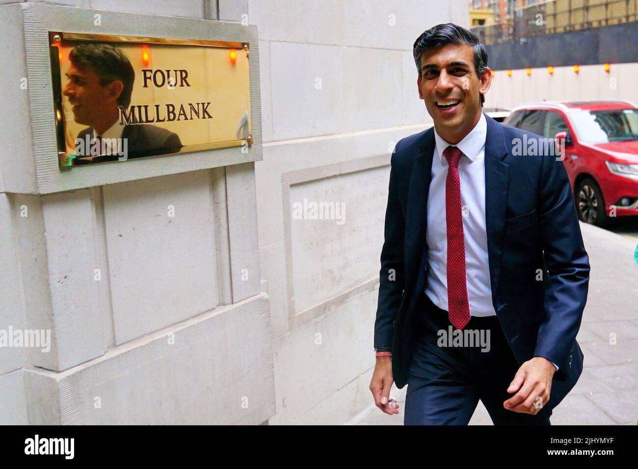 Rishi Sunak, candidato de liderazgo del Tory, llega a los estudios de LBC en Millbank, en el centro de Londres, donde hablará por radio. Fecha de la foto: Jueves 21 de julio de 2022. Foto de stock