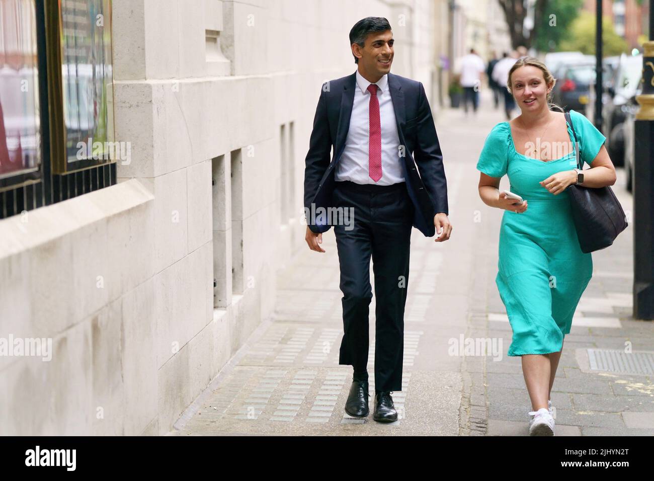 Rishi Sunak, candidato de liderazgo del Tory, llega a los estudios de la LBC en Millbank, en el centro de Londres, donde hablará por radio. Fecha de la foto: Jueves 21 de julio de 2022. Foto de stock