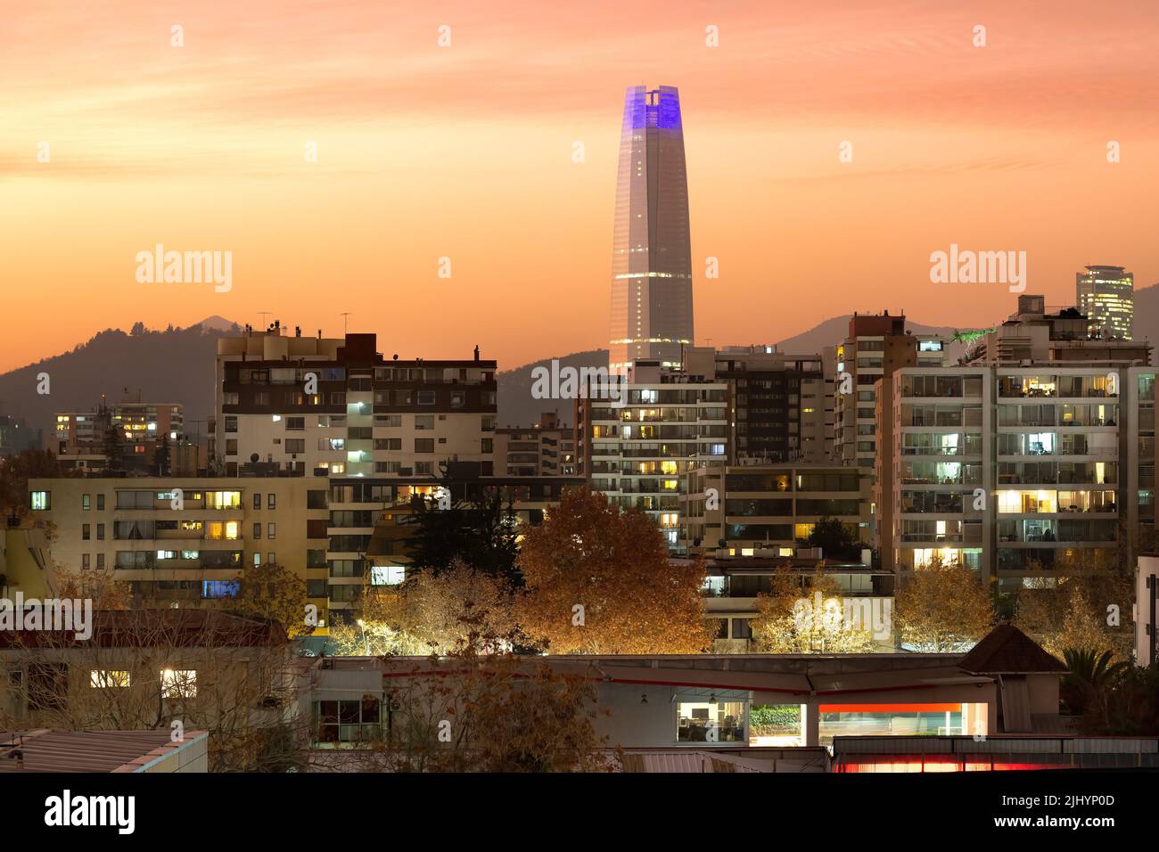 Vea los edificios de departamentos y oficinas del distrito de Providencia en Santiago de Chile Foto de stock