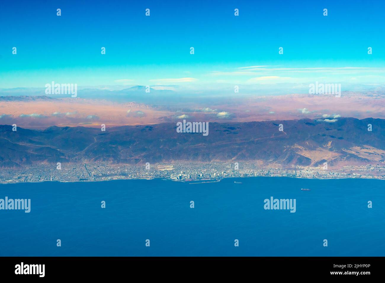 Vista aérea de la costa de Antofagasta, conocida como la Perla del Norte y la ciudad más grande de la Región Minera del norte de Chile. Foto de stock