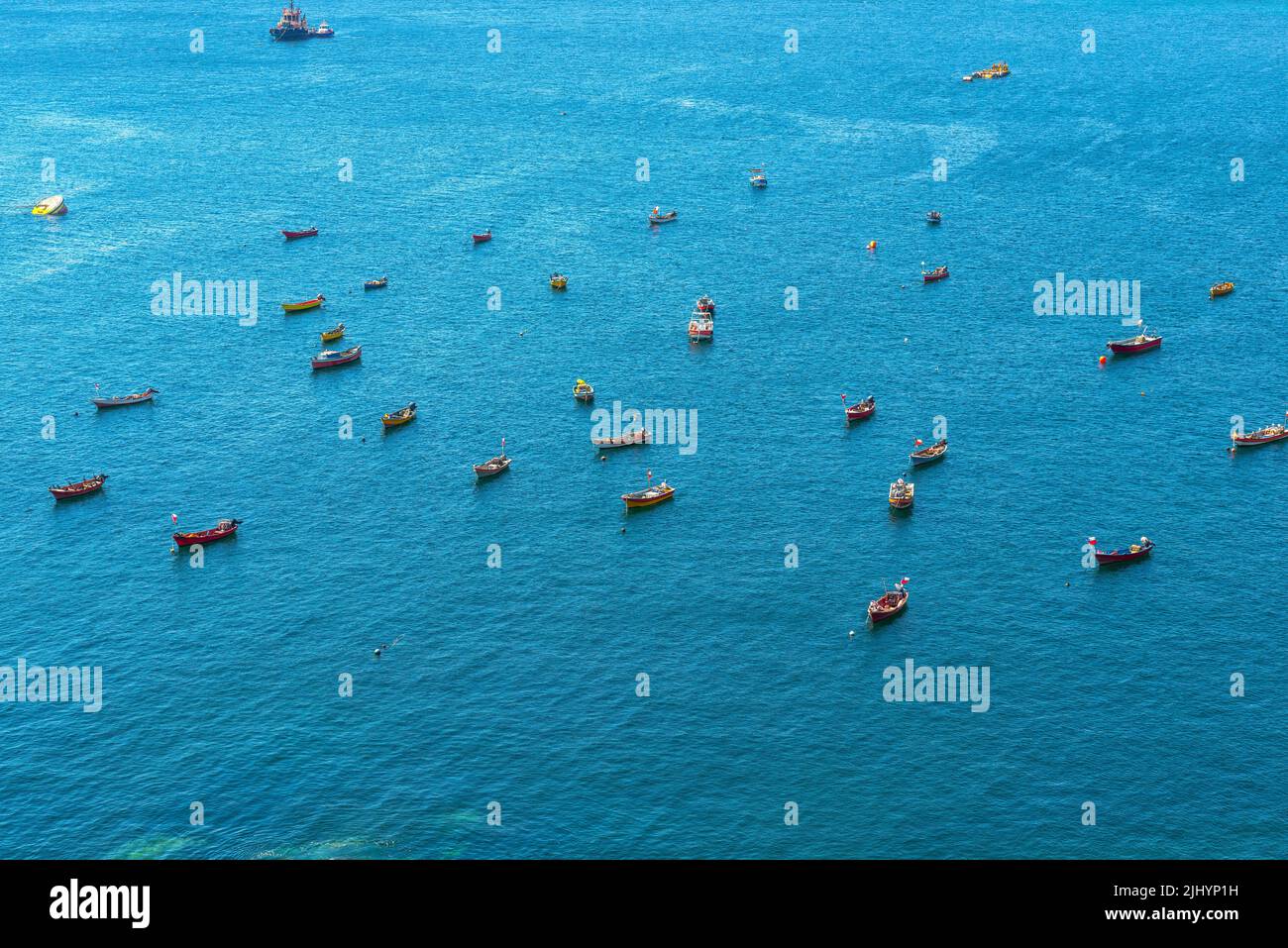 Vista desde arriba de pequeñas embarcaciones pesqueras en las costas de Antofagasta, Chile Foto de stock