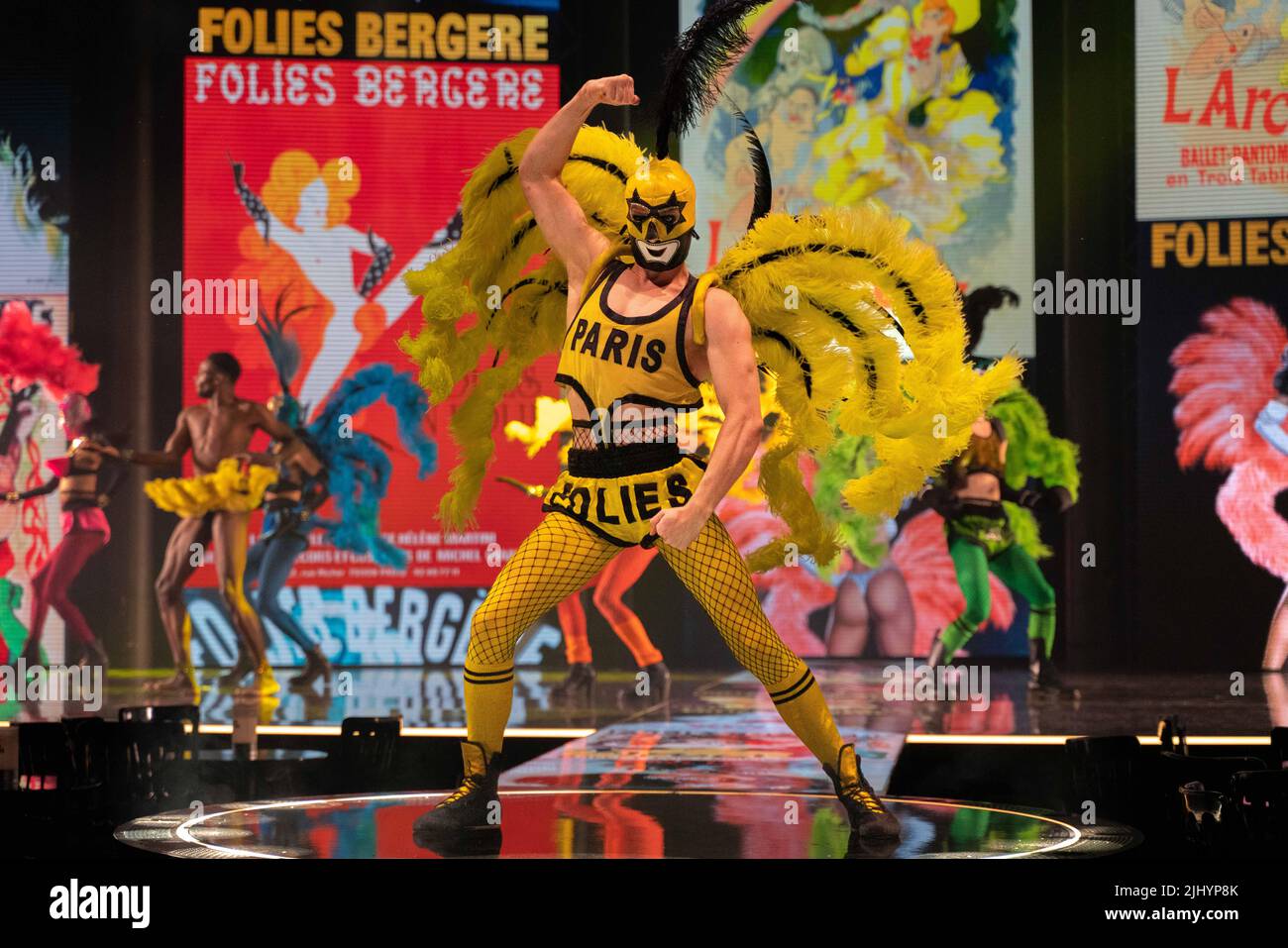 Llamada 'bananera dance' por reparto en el escenario con disfraz para el  'Fashion Freak Show de Jean Paul Gaultier' The Roundhouse Camden London.  'El Fashion Freak Show de Jean Paul Gaultier' ha