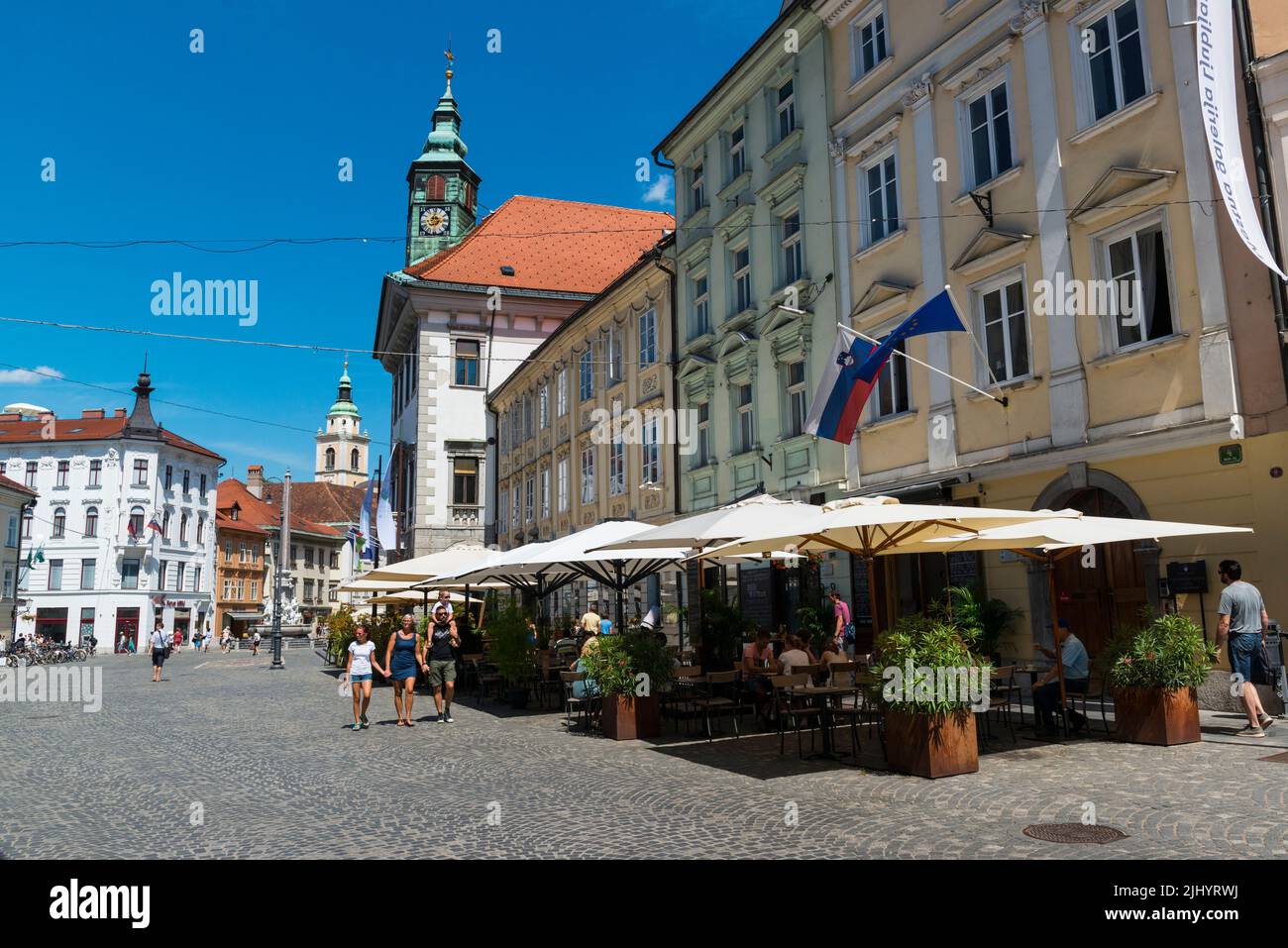 Plaza de la ciudad en el centro histórico de la capital de Eslovenia, Liubliana. Foto de stock