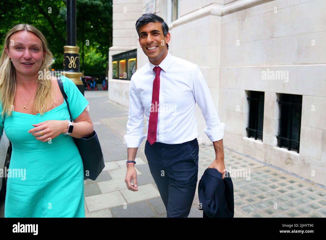 Rishi Sunak, candidato a la dirección del Tory, deja los estudios del LBC en Millbank, en el centro de Londres, después de hablar por radio. Fecha de la foto: Jueves 21 de julio de 2022. Foto de stock