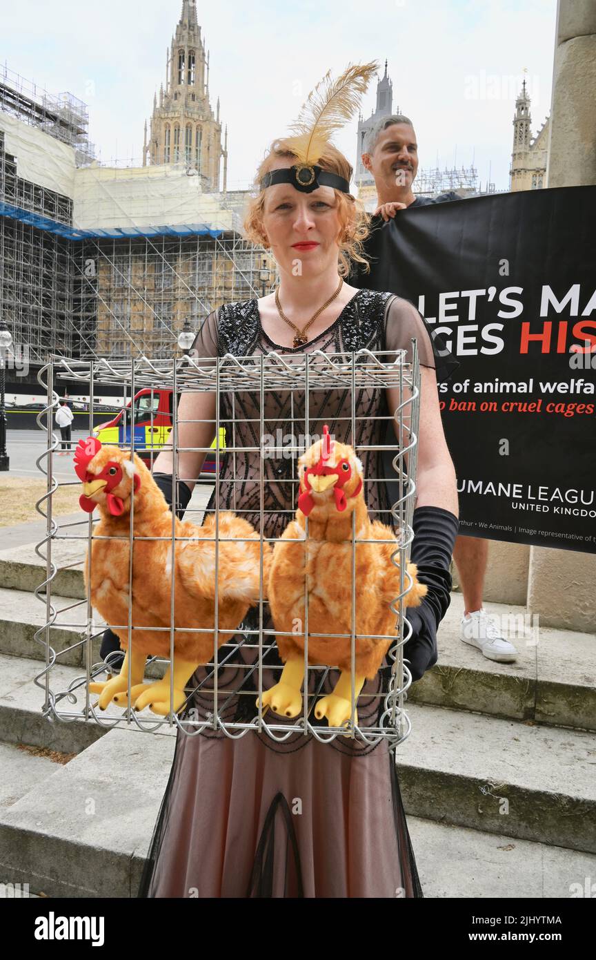 Londres, Reino Unido. Activistas de la Liga Humana pidieron al gobierno que hiciera historia a las jaulas. Han pasado 200 años desde la primera ley de bienestar animal del Reino Unido y, sin embargo, las gallinas ponedoras siguen en jaulas. Foto de stock