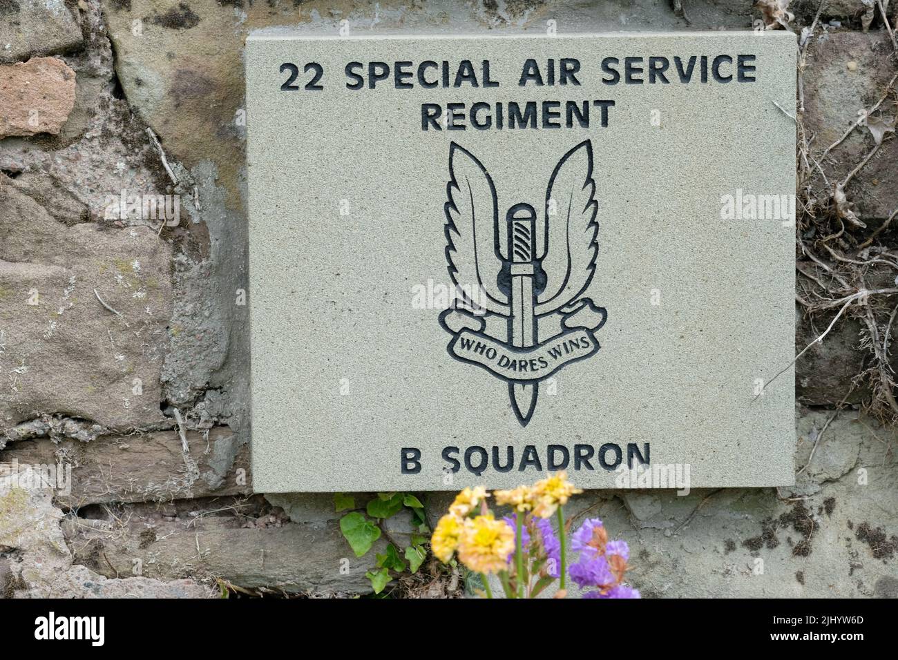 Placa conmemorativa del Regimiento Especial del Servicio Aéreo 22 para los soldados del Escuadrón B en el cementerio de St Martins en Hereford Reino Unido Foto de stock