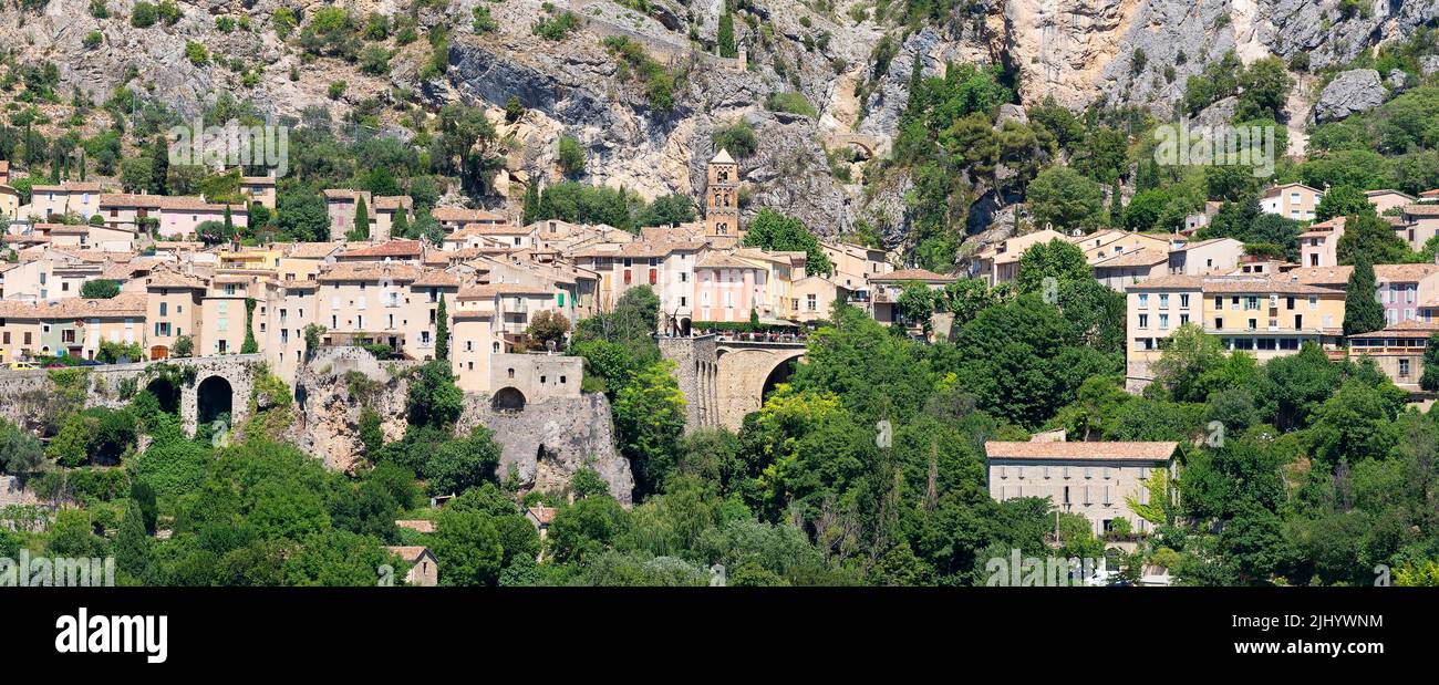 Moustiers-Sainte-Marie, uno de los pueblos más bellos de Francia, Europa Foto de stock