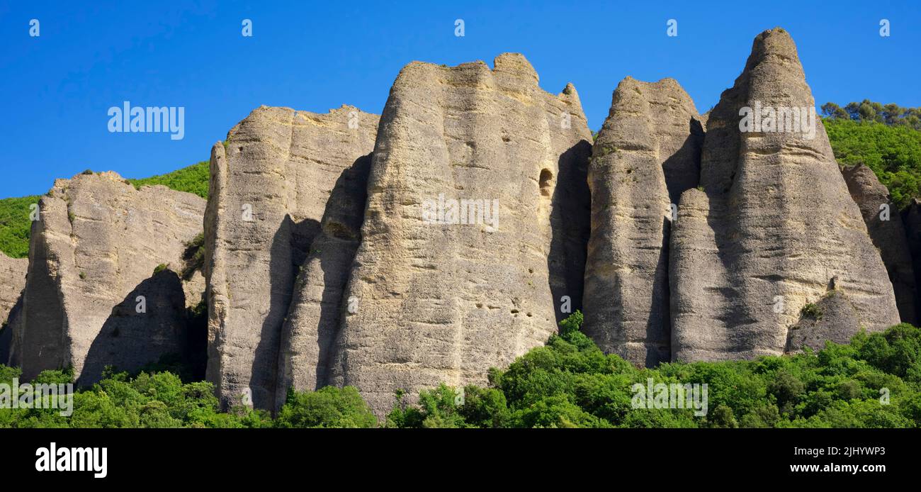 Vista de Les Mees, famoso sitio geológico en Francia, Europa Foto de stock