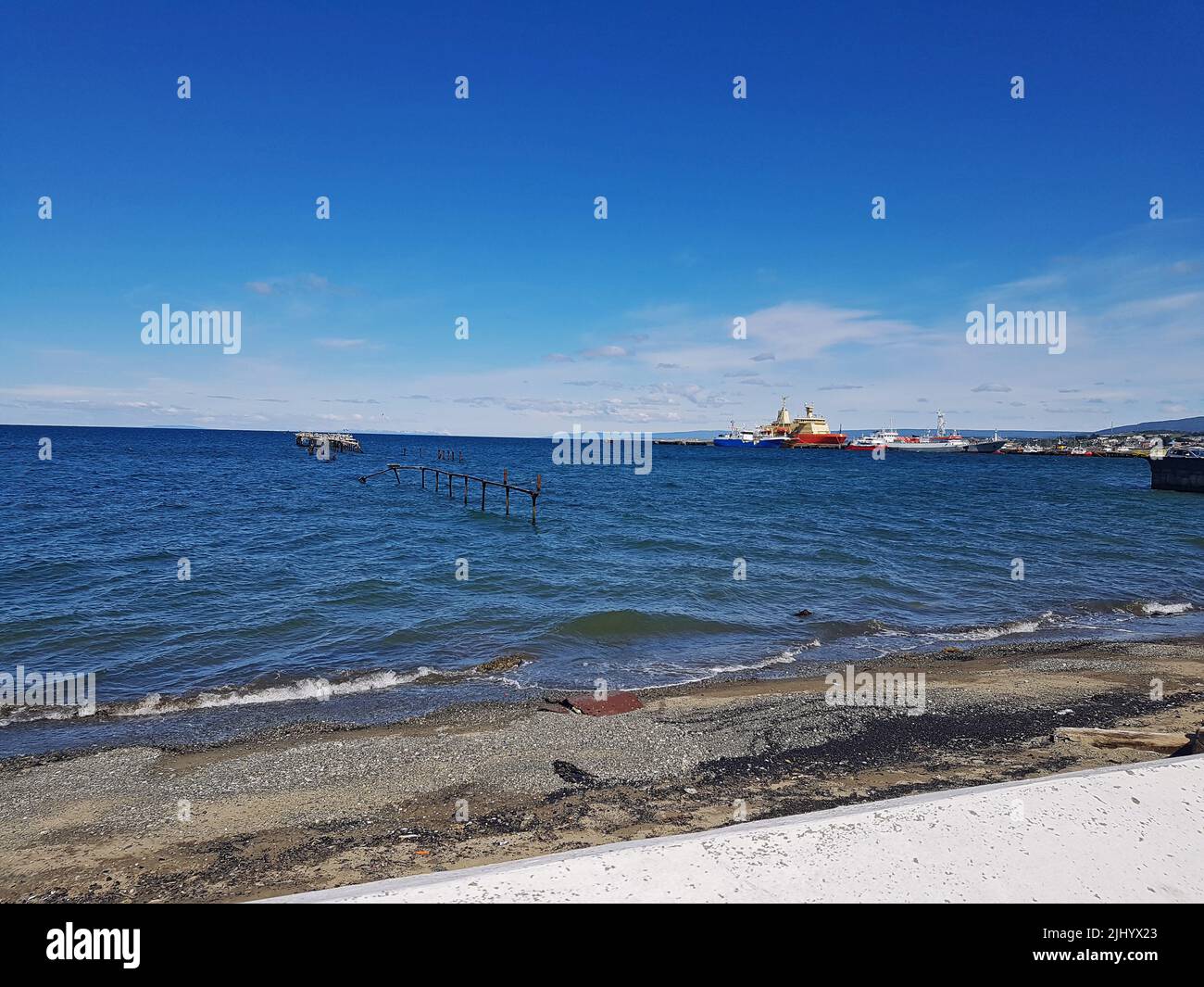 Puerto casi vacío en Puerto Natales, Chile Foto de stock