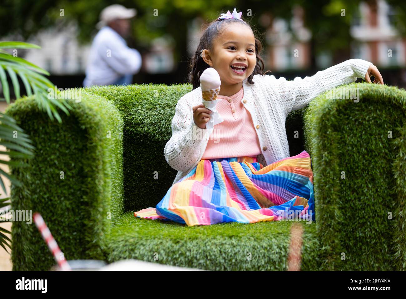 SÓLO PARA USO EDITORIAL Atholea Morman, de 4 años de edad, en la inauguración del verano de este año en The Square en Grosvenor Square en Mayfair, Londres. Fecha de la foto: Jueves 21 de julio de 2022. Foto de stock