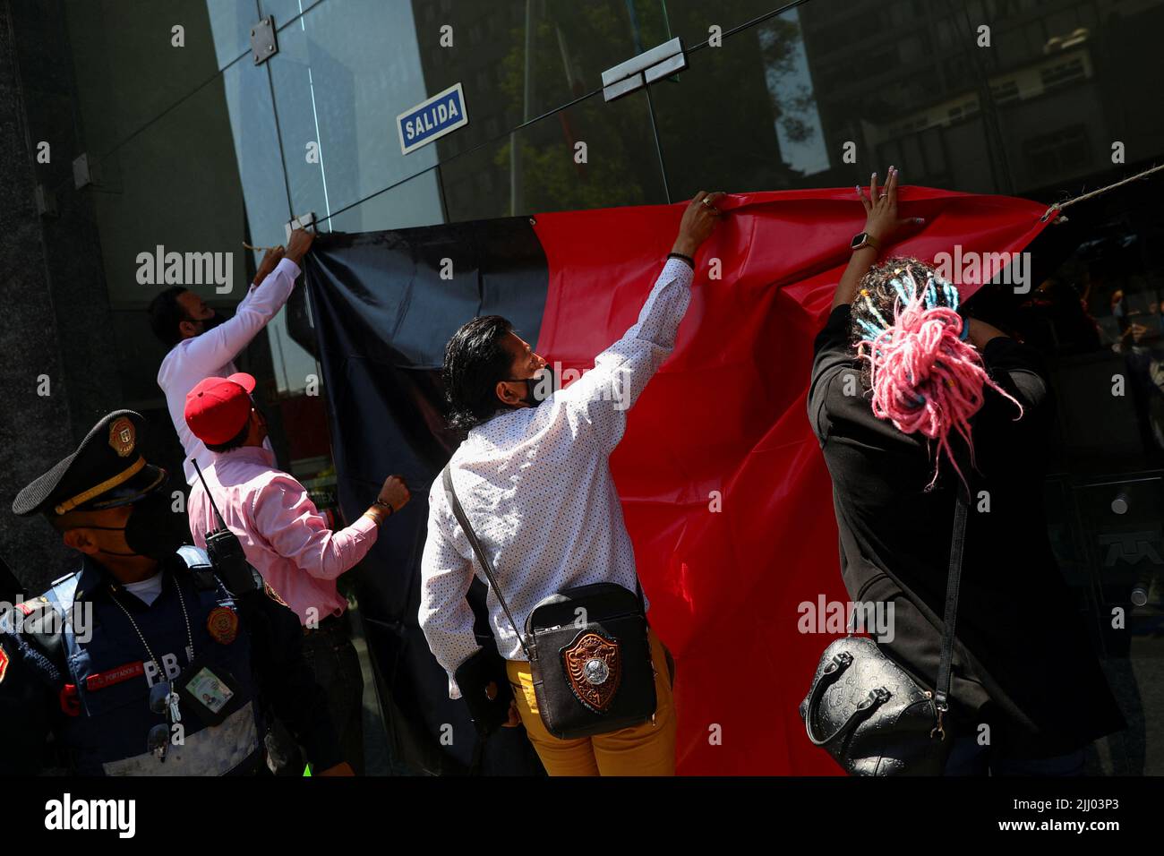 Los empleados cuelgan una bandera mientras protestan fuera de la sede de Telmex después de que el sindicato de la compañía se declarara en huelga después de no llegar a un acuerdo con la compañía sobre un nuevo convenio colectivo, en Ciudad de México, México, el 21 de julio de 2022. REUTERS/Edgard Garrido Foto de stock