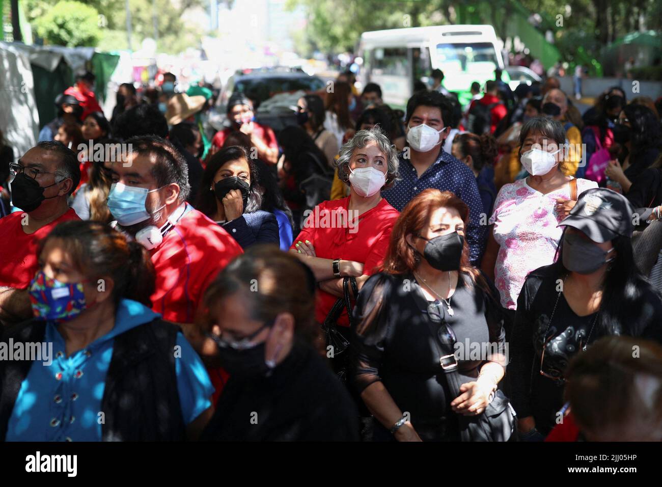 Los empleados protestan frente a la sede de Telmex después de que el sindicato de la compañía se declarara en huelga después de no llegar a un acuerdo con la compañía sobre un nuevo convenio colectivo laboral, en Ciudad de México, México, el 21 de julio de 2022. REUTERS/Edgard Garrido Foto de stock