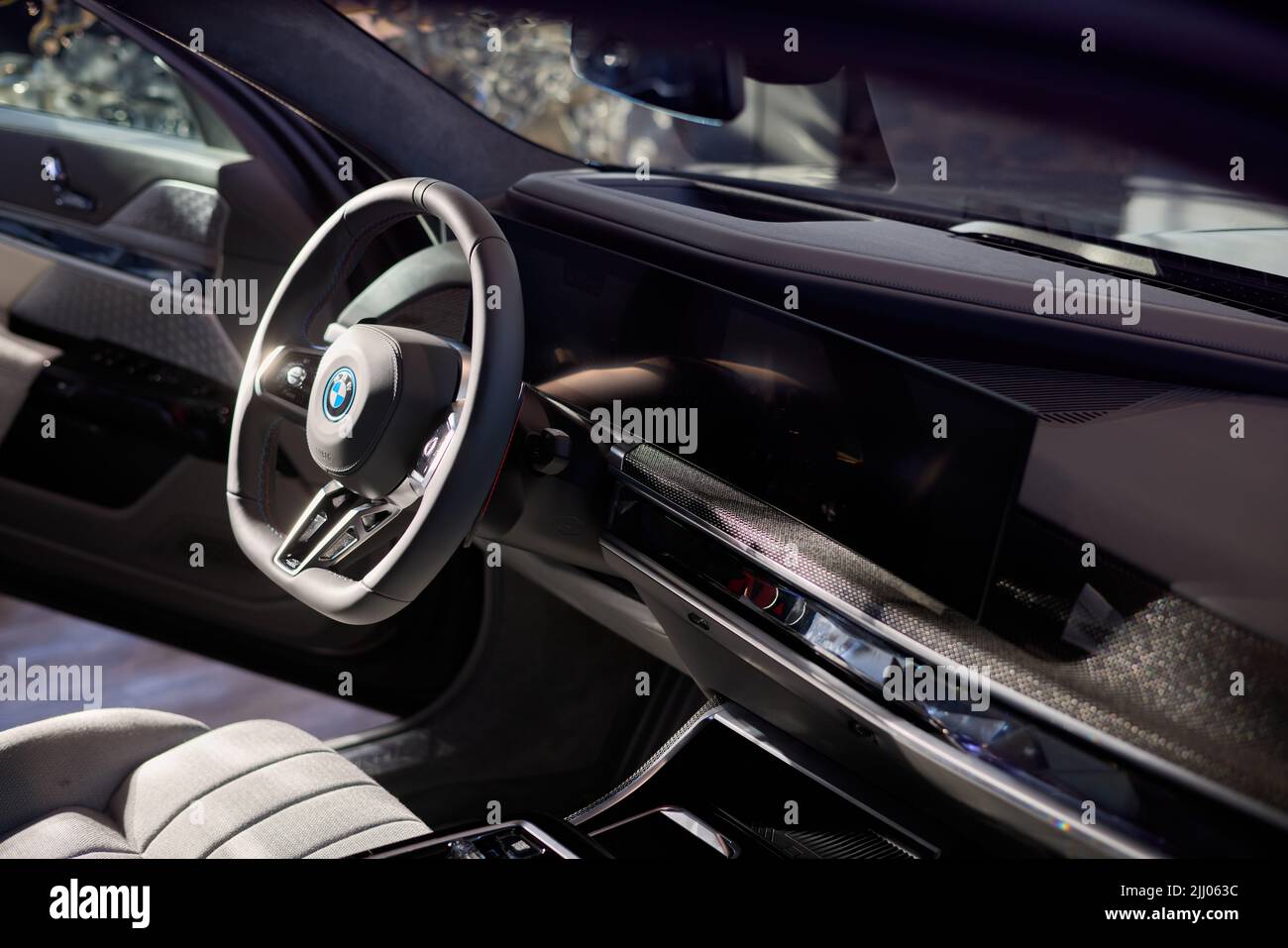 El interior del nuevo BMW Serie 7. La cabina está acabada en cristales  Swarovski. Polonia, Katowice, 14.05.2022 Fotografía de stock - Alamy