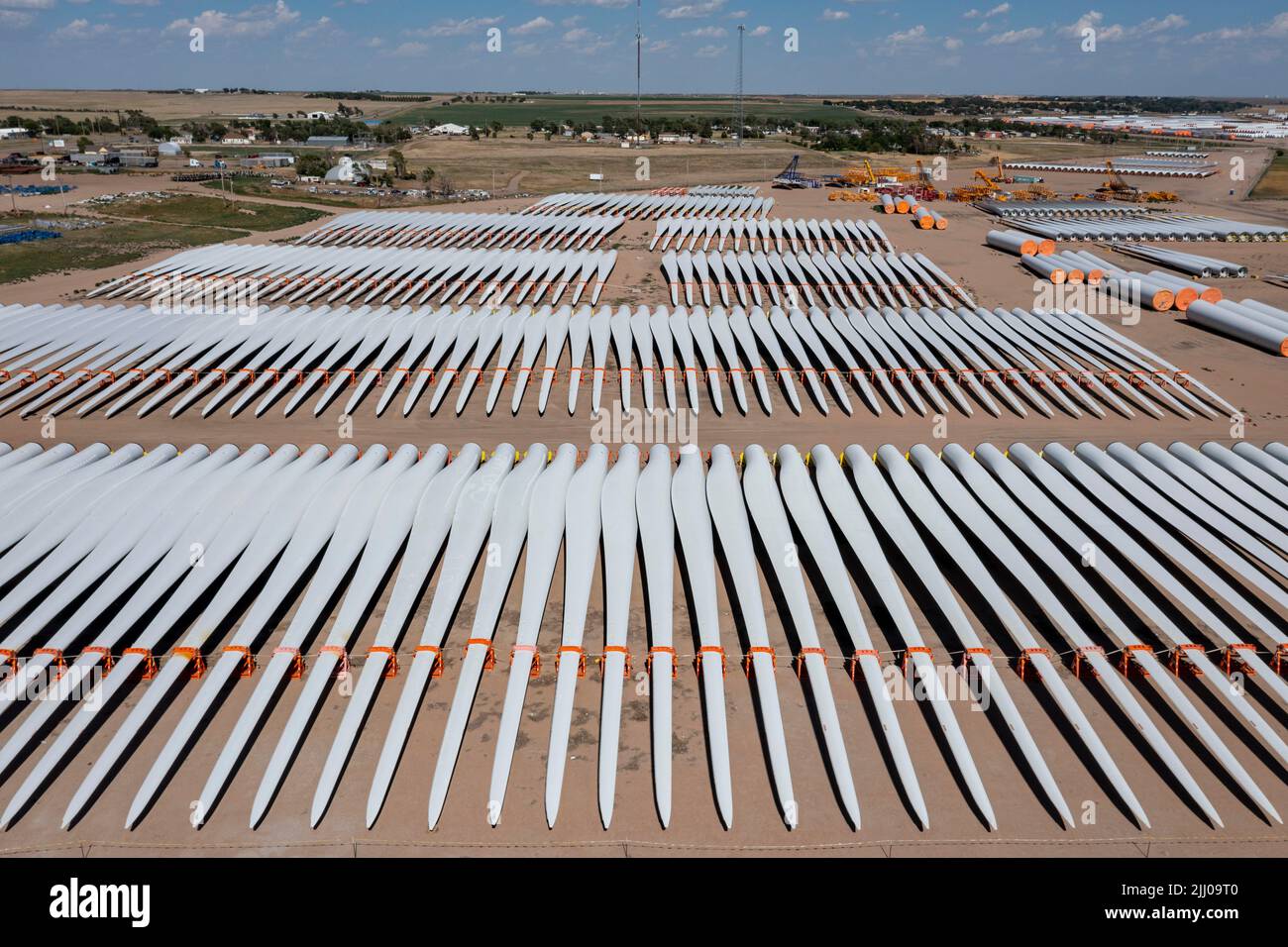 Garden City, Kansas - Las palas de los aerogeneradores y otras partes de los aerogeneradores se almacenan en el Centro de Distribución de Componentes de Energía Eólica operado por Transportatio Foto de stock
