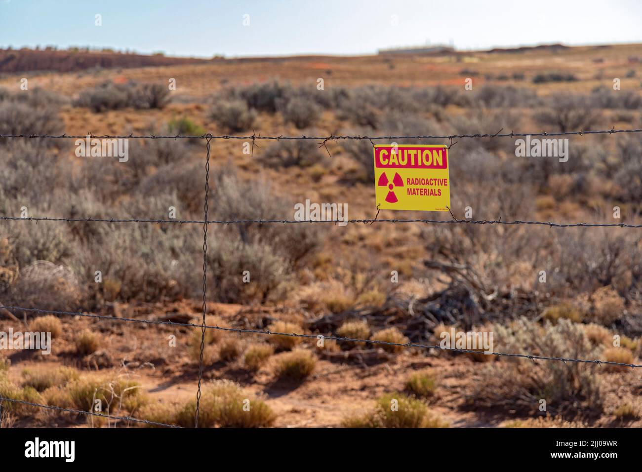 White Mesa, Utah - Una señal de advertencia de 'materiales radiactivos' en una endeble valla alrededor de estanques en el molino White Mesa de Energy Fuels Resources. Los estanques wer Foto de stock