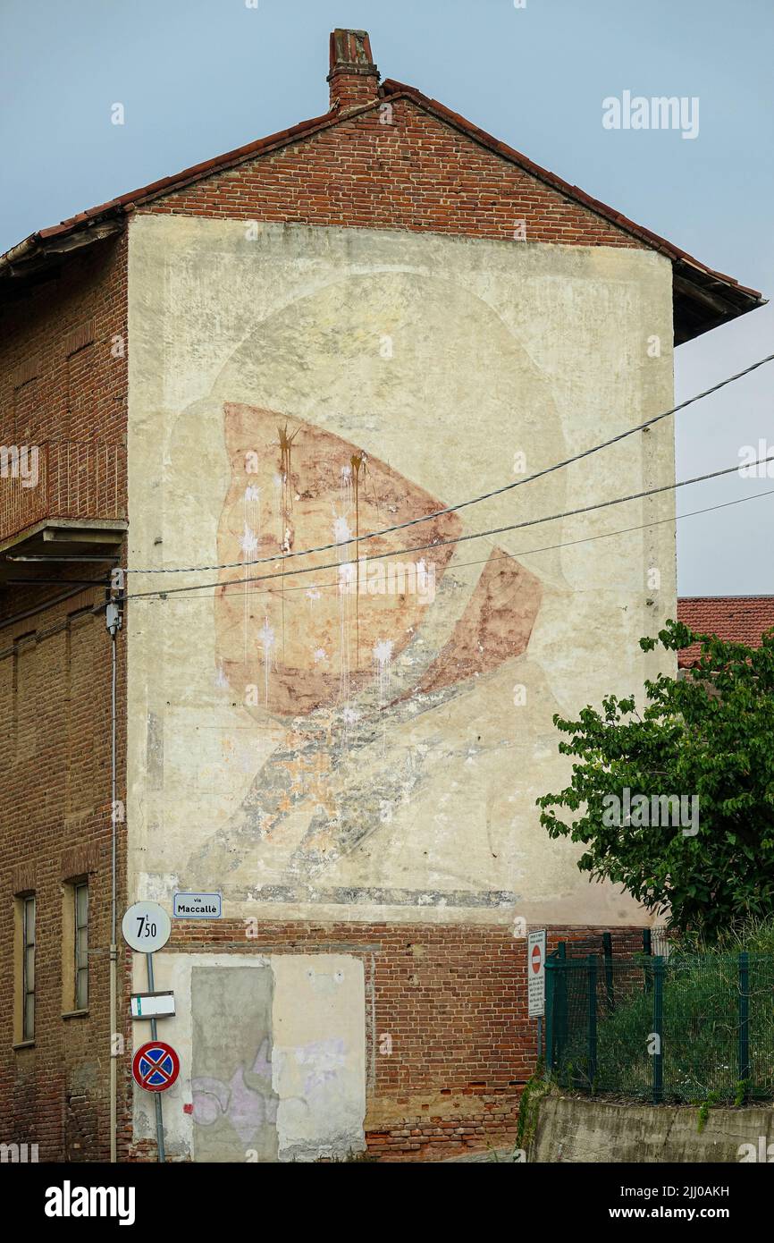 Retrato gigante de Benito Mussolini hecho en 1936 todavía visible en la fachada lateral de un edificio. Montà d'Alba, Italia - Julio de 2022 Foto de stock