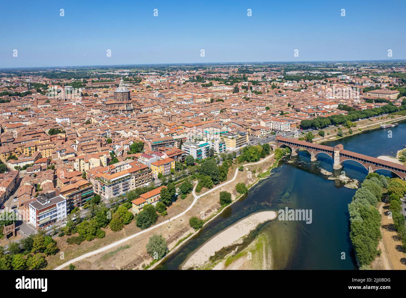 Vista aérea de Pavia y el río Ticino, Vista de la Catedral de Pavia, Puente Cubierto. Lombardia, Italia Foto de stock
