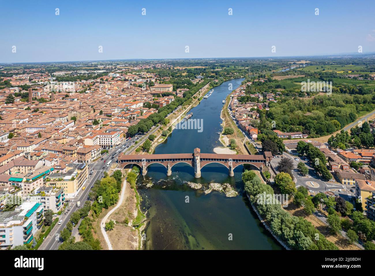 Vista aérea de Pavia y el río Ticino, Vista de la Catedral de Pavia, Puente Cubierto. Lombardia, Italia Foto de stock