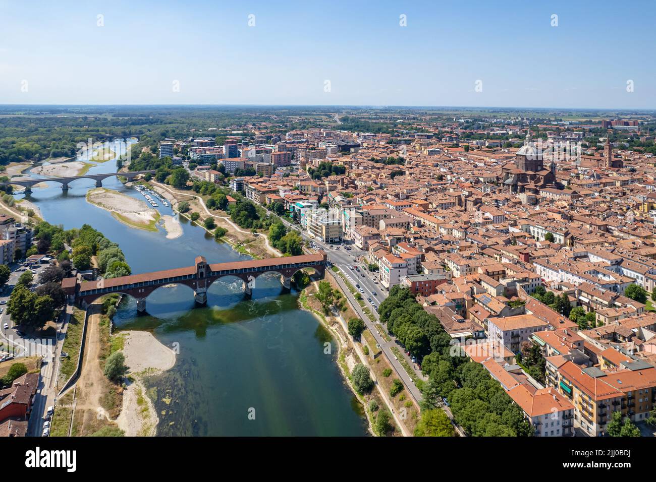 Vista aérea de Pavia y el río Ticino, Vista de la Catedral de Pavia, Puente Cubierto. Lombardia, Italia Foto de stock