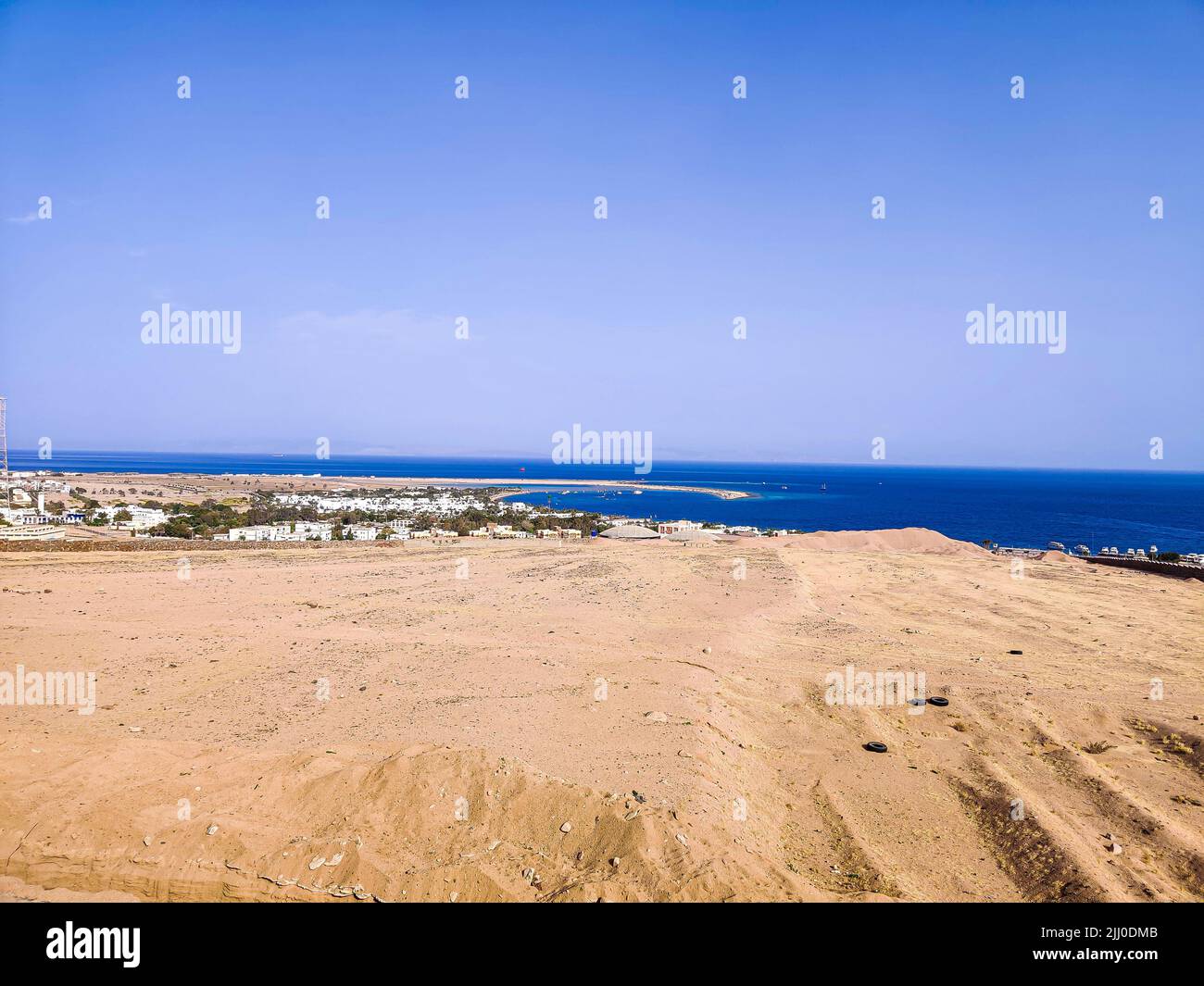 Roca y piedras en la orilla del mar en una de las playas de Ras Shitan, Sinaí, Egipto Foto de stock