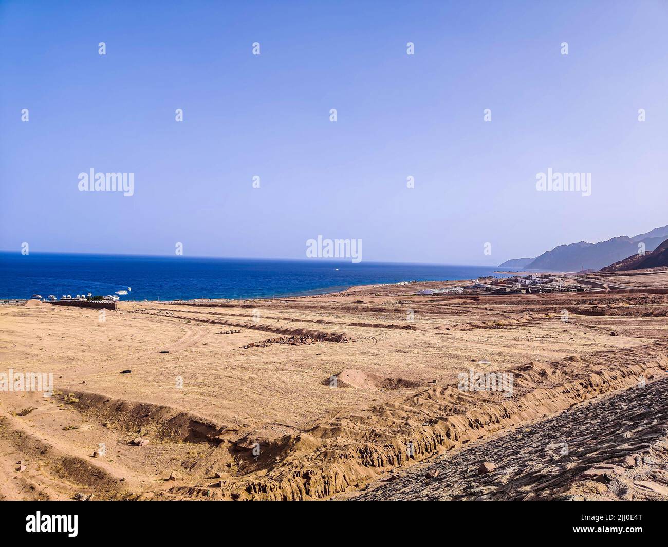 Roca y piedras en la orilla del mar en una de las playas de Ras Shitan, Sinaí, Egipto Foto de stock