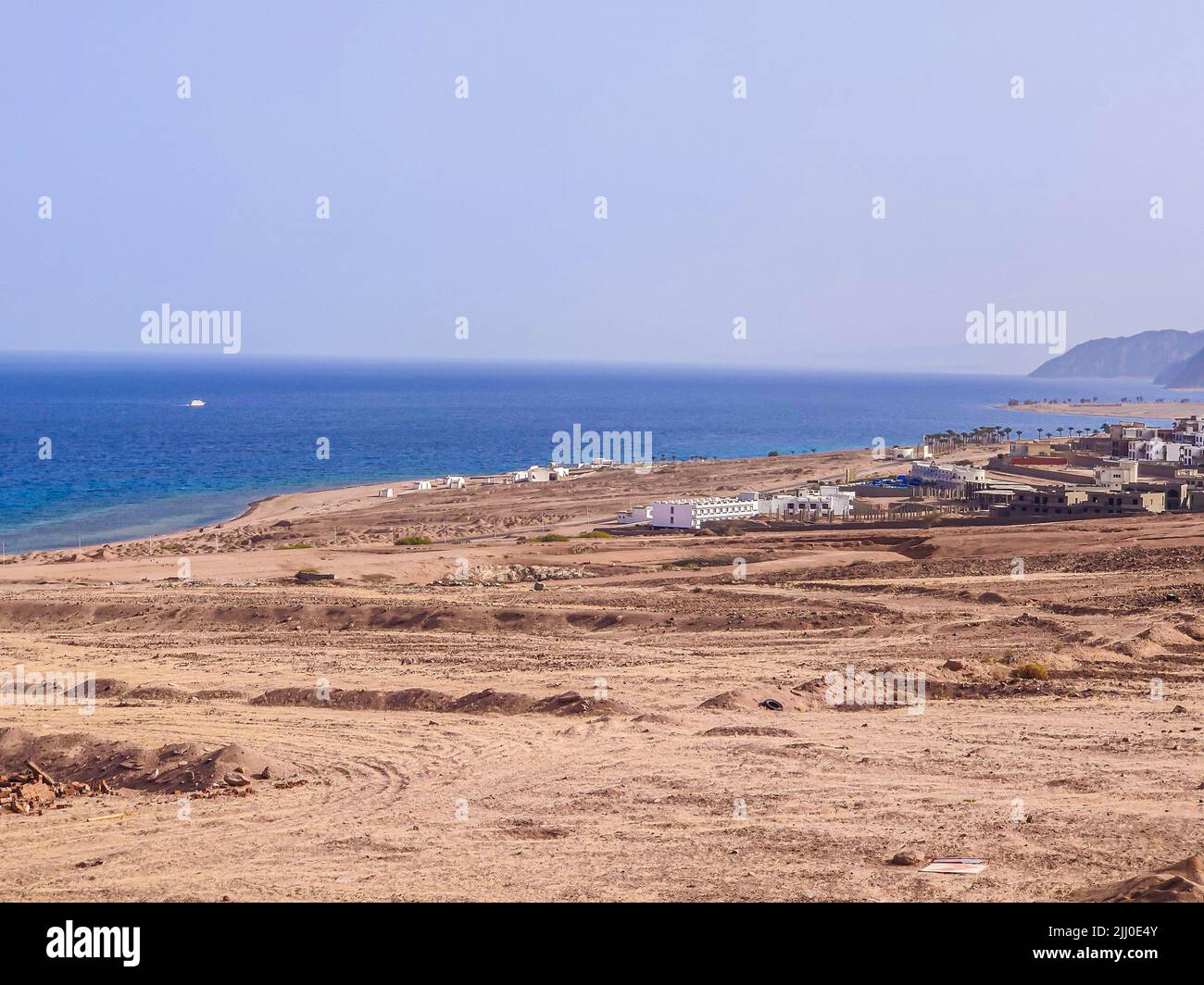 Roca y piedras en la orilla del mar en una de las playas de Ras Shitan, Sinaí, Egipto Foto de stock