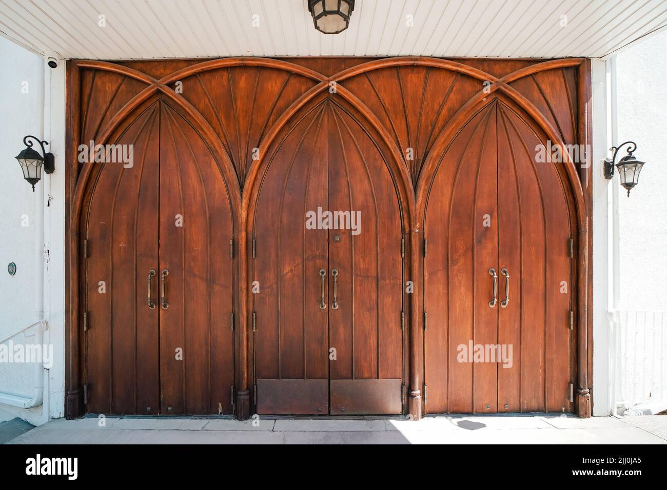 Vesica piscis forma puerta de madera en frente de una iglesia Foto de stock