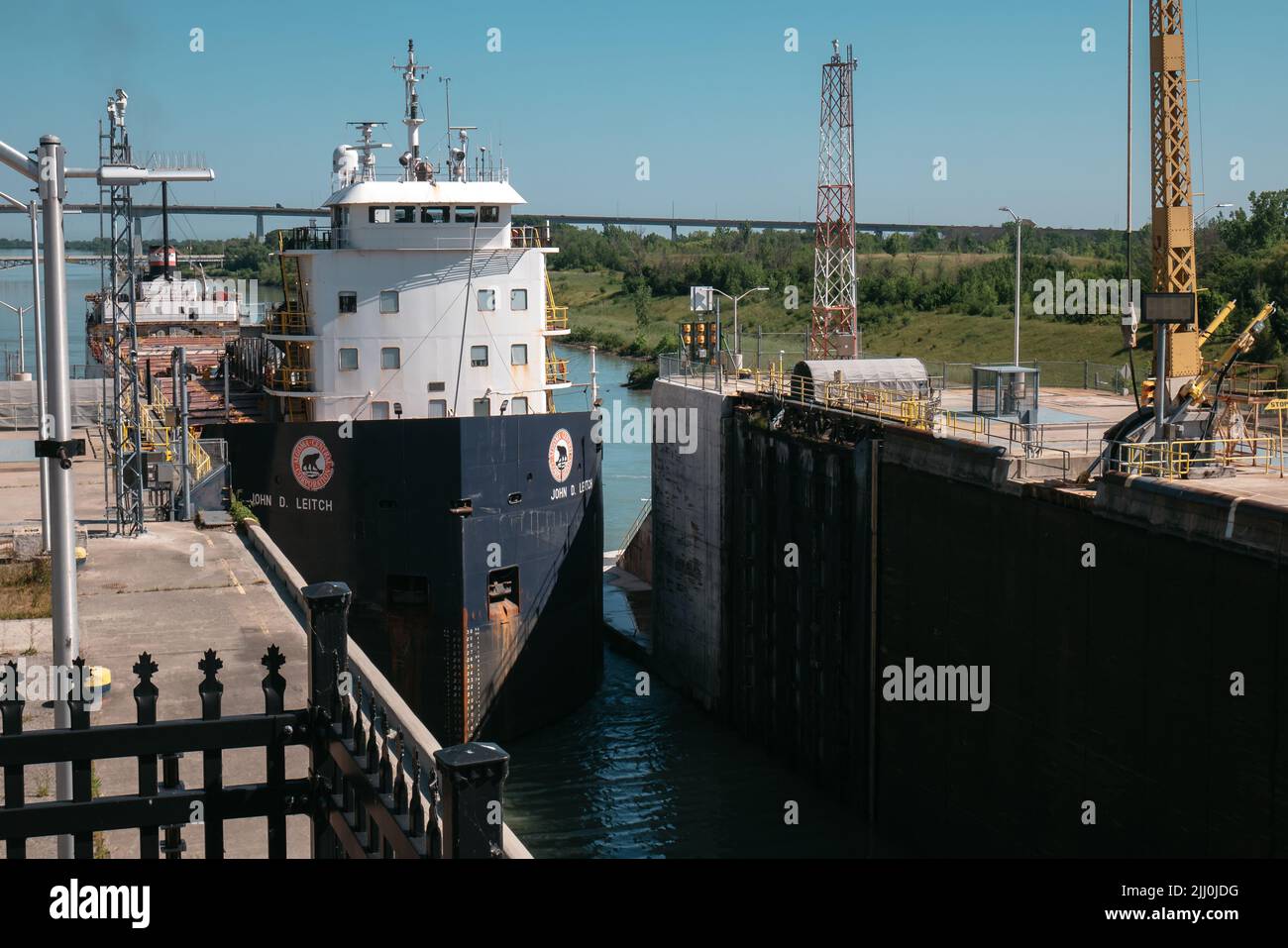 un barco de carga llega a un bloqueo del canal welland Foto de stock