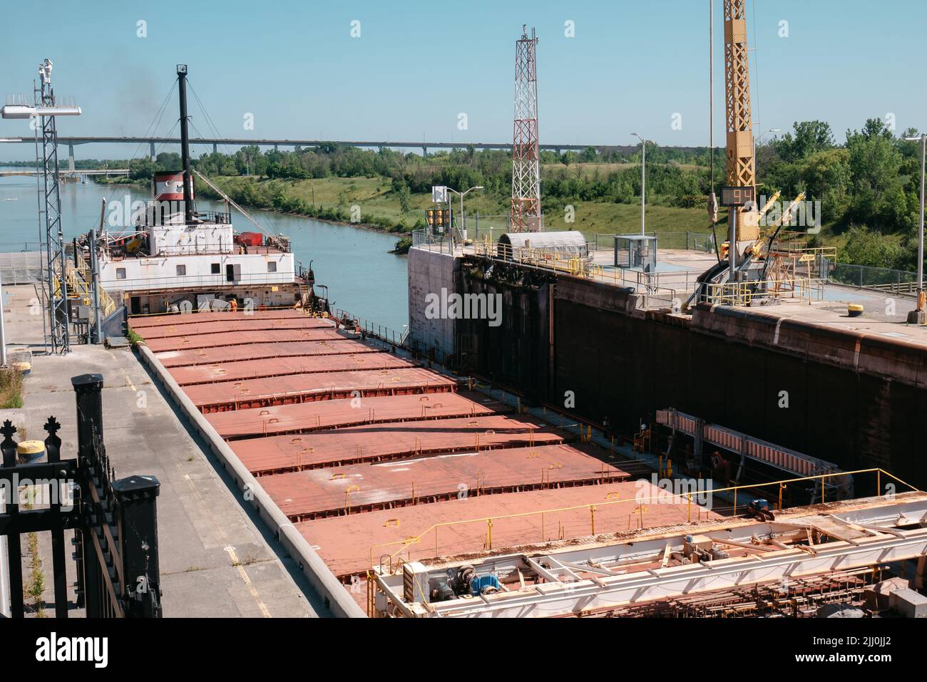 buque de carga entrando en un esclusa en el canal welland Foto de stock