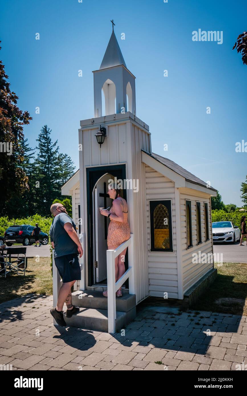 Los turistas que visitan la iglesia más pequeña de canadá, agua viva capilla al borde del camino Foto de stock