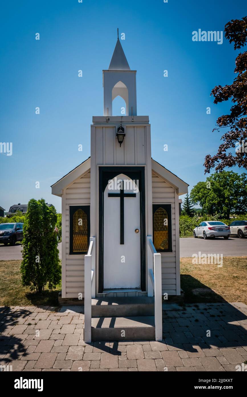 La iglesia más pequeña de canadá, la capilla de agua viva al lado del camino Foto de stock