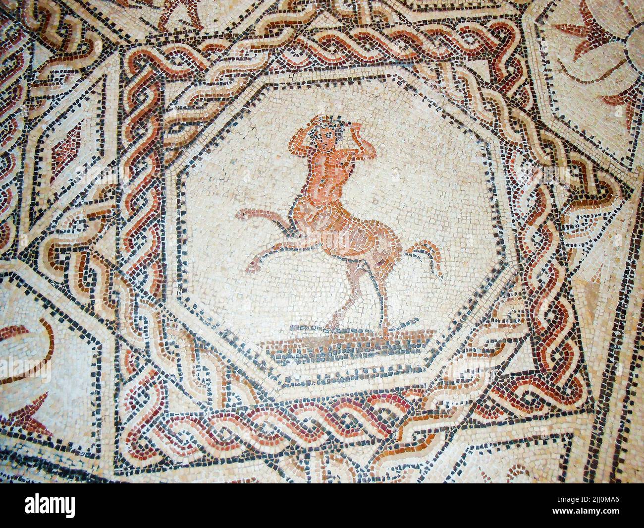 Antiguo mosaico romano de centauro en el piso de la casa en Sevilla, Andalucía, España Foto de stock