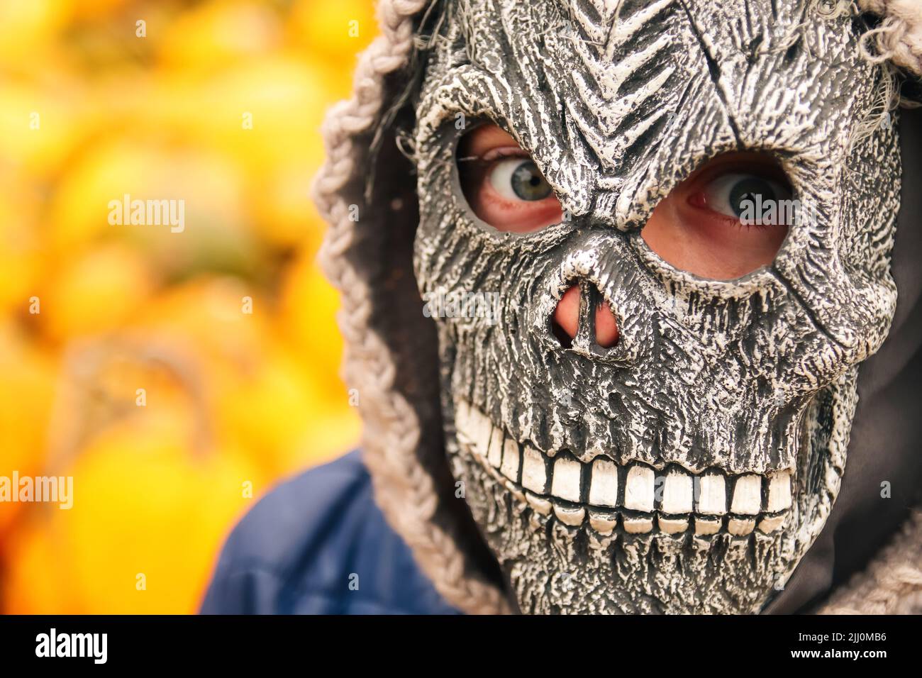 Yellow demon devil mask portrait fotografías e imágenes de alta resolución  - Alamy