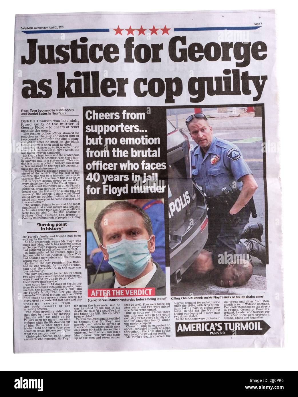 Un titular de Daily Mail sobre la sentencia de culpabilidad pasada sobre Derek Chauvin después de la muerte de George Floyd Foto de stock