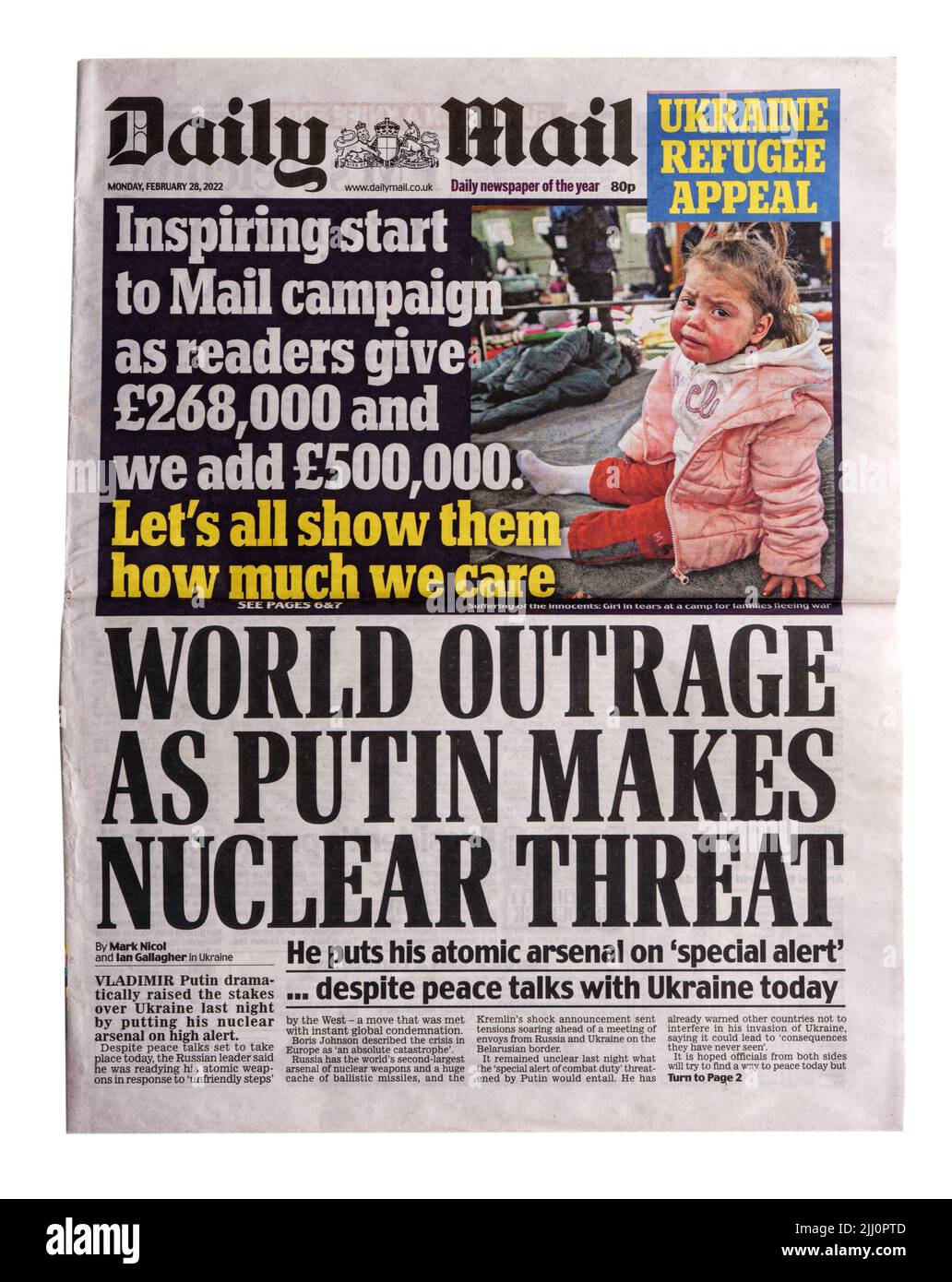 Un titular del Daily Mail del 28th de febrero de 2022 acerca de la invasión rusa de Ucrania con el titular La indignación mundial como Putin hace la T nuclear Foto de stock