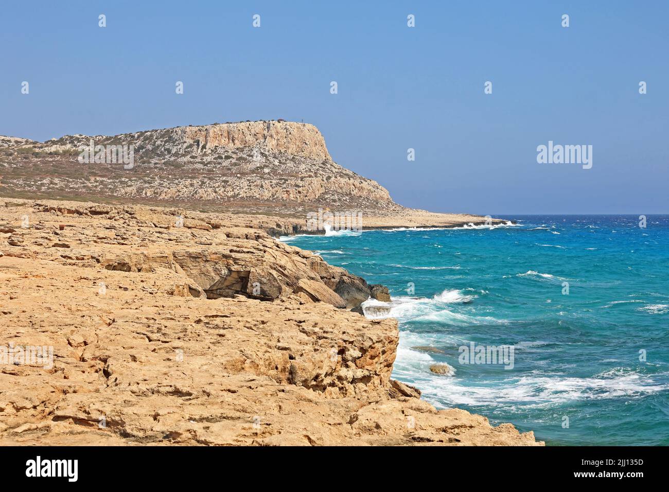 Marina Cape Greco Peninsula Park, Chipre. Es una península montañosa con un parque nacional, una laguna turquesa. Foto de stock