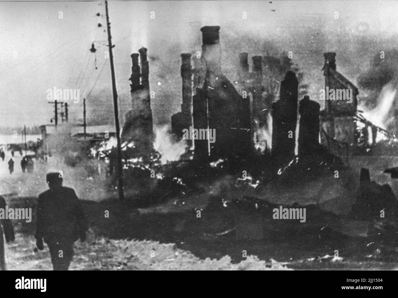 Byggnader brinner i Finlandia 20 januari 1940, efter ett ryskt bombanfall bajo vinterkriget. Sovjets anfall mot finland inleddes 30 de noviembre de 1939 och f Foto de stock