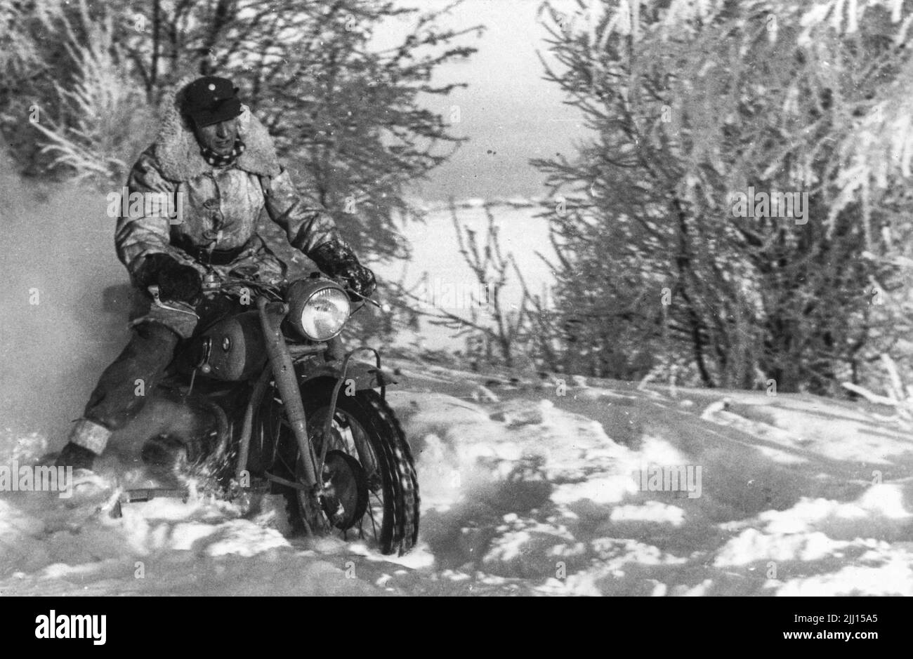 En svensk frivillig motorcykelordonnans vid norra fronten den 26 februari 1940.. Ryssland angrep Finlandia 30 de noviembre de 1939 och freden slöts 13 mars 194 Foto de stock
