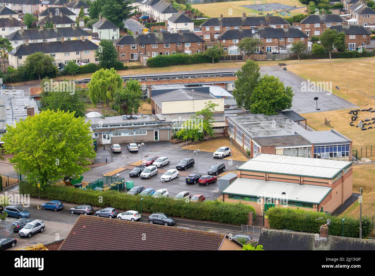 Imagen aérea de la escuela primaria Dovecote en Clifton capturada desde el tejado de Southchurch Court, Nottinghamshire, Inglaterra, Reino Unido Foto de stock
