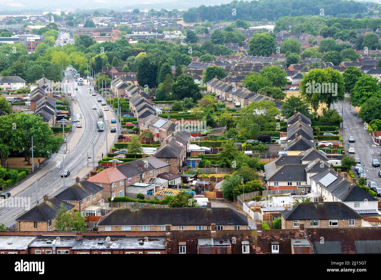 Imagen aérea del tranvía en Southchurch Drive en Clifton capturada desde el techo de Southchurch Court, Nottinghamshire, Inglaterra, Reino Unido Foto de stock