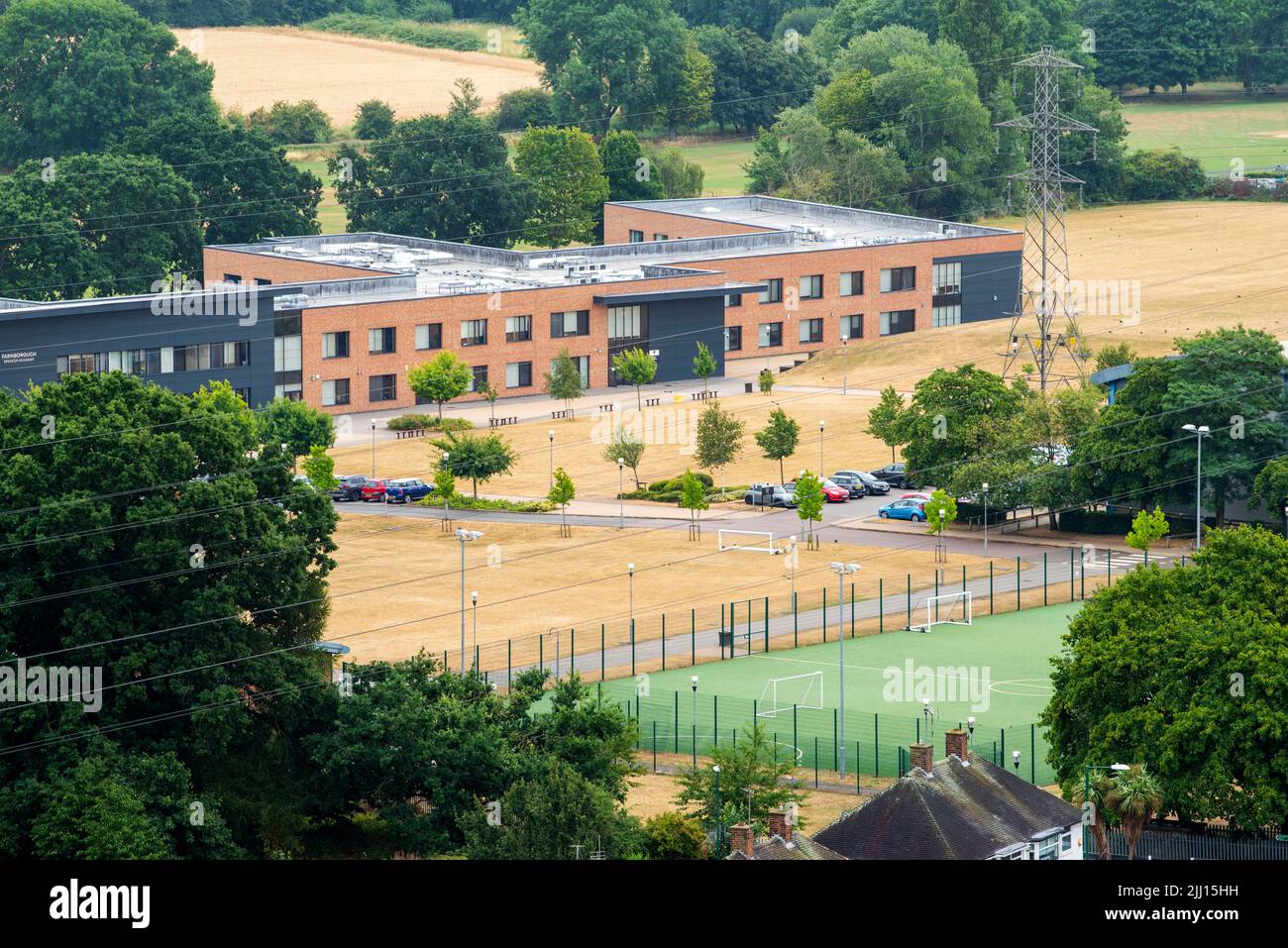 Imagen aérea de la Academia Farnborough Spencer en Clifton capturada desde el tejado de Southchurch Court, Nottinghamshire, Inglaterra, Reino Unido Foto de stock
